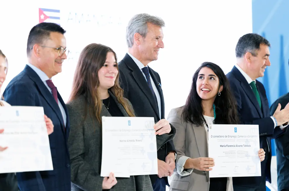 O presidente da Xunta, Alfonso Rueda, acompa&ntilde;ado do conselleiro de Educaci&oacute;n, Ciencia, Universidade e FP, Rom&aacute;n Rodr&iacute;guez, e o conselleiro de Emprego, Comercio e Emigraci&oacute;n, Jos&eacute; Gonz&aacute;lez, participa no acto de entrega de diplomas aos beneficiarios das Bolsas de Excelencia Mocidade Exterior (BEME) 2025-2026. Cidade da Cultura - Museo de Galicia (Santiago de Compostela), 09/04/26.