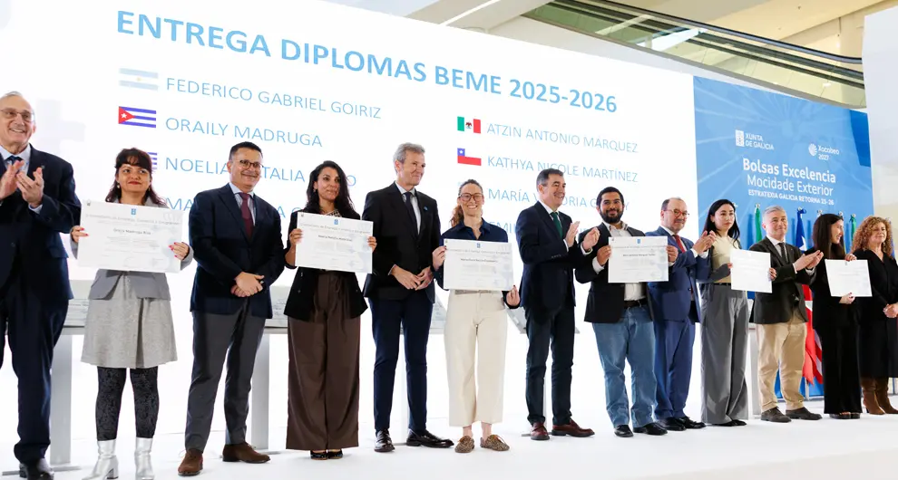 O presidente da Xunta, Alfonso Rueda, acompa&ntilde;ado do conselleiro de Educaci&oacute;n, Ciencia, Universidade e FP, Rom&aacute;n Rodr&iacute;guez, e o conselleiro de Emprego, Comercio e Emigraci&oacute;n, Jos&eacute; Gonz&aacute;lez, participa no acto de entrega de diplomas aos beneficiarios das Bolsas de Excelencia Mocidade Exterior (BEME) 2025-2026. Cidade da Cultura - Museo de Galicia (Santiago de Compostela), 09/04/26.