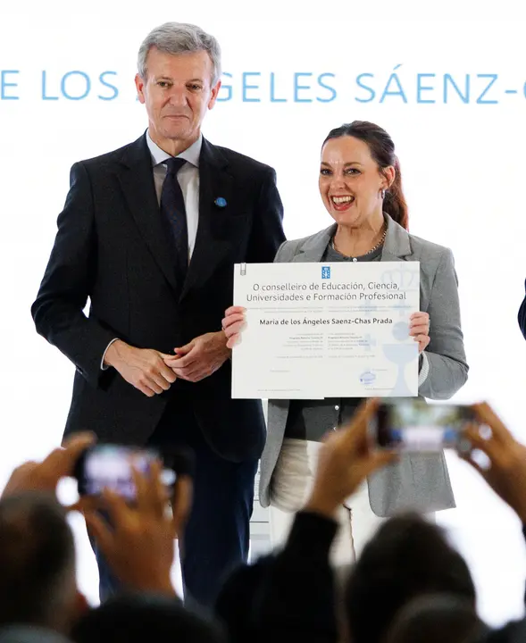 O presidente da Xunta, Alfonso Rueda, acompa&ntilde;ado do conselleiro de Educaci&oacute;n, Ciencia, Universidade e FP, Rom&aacute;n Rodr&iacute;guez, e o conselleiro de Emprego, Comercio e Emigraci&oacute;n, Jos&eacute; Gonz&aacute;lez, participa no acto de entrega de diplomas aos beneficiarios das Bolsas de Excelencia Mocidade Exterior (BEME) 2025-2026. Cidade da Cultura - Museo de Galicia (Santiago de Compostela), 09/04/26.