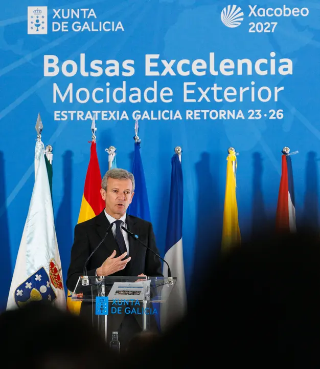 O presidente da Xunta, Alfonso Rueda, acompa&ntilde;ado do conselleiro de Educaci&oacute;n, Ciencia, Universidade e FP, Rom&aacute;n Rodr&iacute;guez, e o conselleiro de Emprego, Comercio e Emigraci&oacute;n, Jos&eacute; Gonz&aacute;lez, participa no acto de entrega de diplomas aos beneficiarios das Bolsas de Excelencia Mocidade Exterior (BEME) 2025-2026. Cidade da Cultura - Museo de Galicia (Santiago de Compostela), 09/04/26.