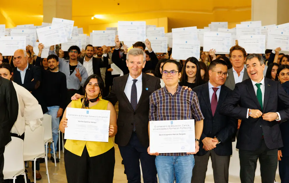 O presidente da Xunta, Alfonso Rueda, acompa&ntilde;ado do conselleiro de Educaci&oacute;n, Ciencia, Universidade e FP, Rom&aacute;n Rodr&iacute;guez, e o conselleiro de Emprego, Comercio e Emigraci&oacute;n, Jos&eacute; Gonz&aacute;lez, participa no acto de entrega de diplomas aos beneficiarios das Bolsas de Excelencia Mocidade Exterior (BEME) 2025-2026. Cidade da Cultura - Museo de Galicia (Santiago de Compostela), 09/04/26.