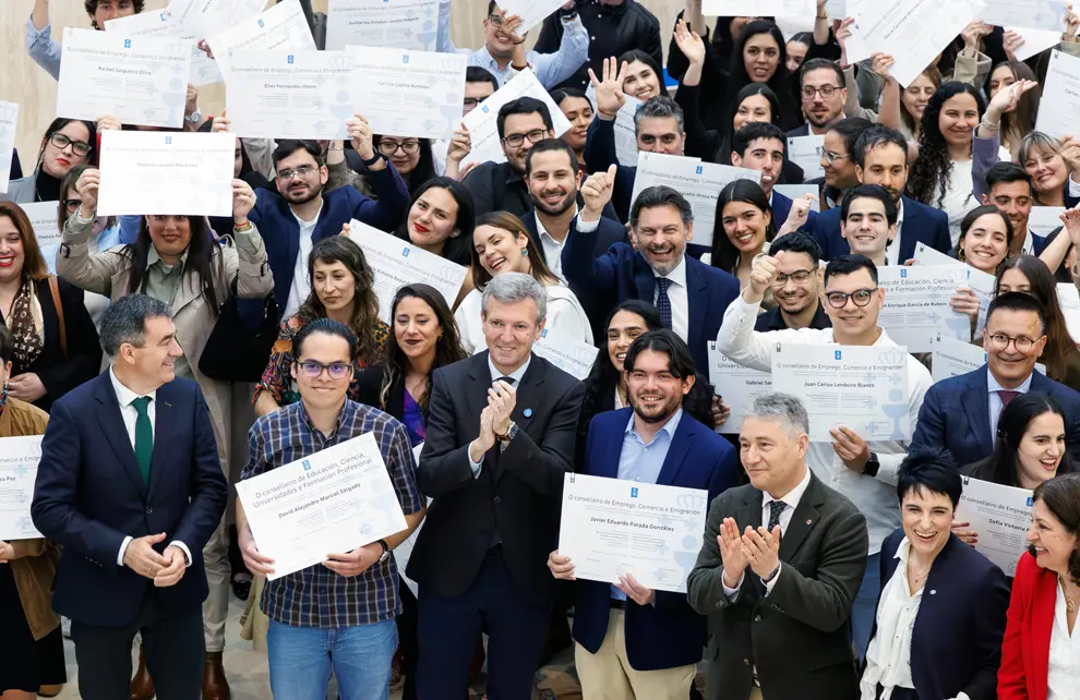 O presidente da Xunta, Alfonso Rueda, acompa&ntilde;ado do conselleiro de Educaci&oacute;n, Ciencia, Universidade e FP, Rom&aacute;n Rodr&iacute;guez, e o conselleiro de Emprego, Comercio e Emigraci&oacute;n, Jos&eacute; Gonz&aacute;lez, participa no acto de entrega de diplomas aos beneficiarios das Bolsas de Excelencia Mocidade Exterior (BEME) 2025-2026. Cidade da Cultura - Museo de Galicia (Santiago de Compostela), 09/04/26.