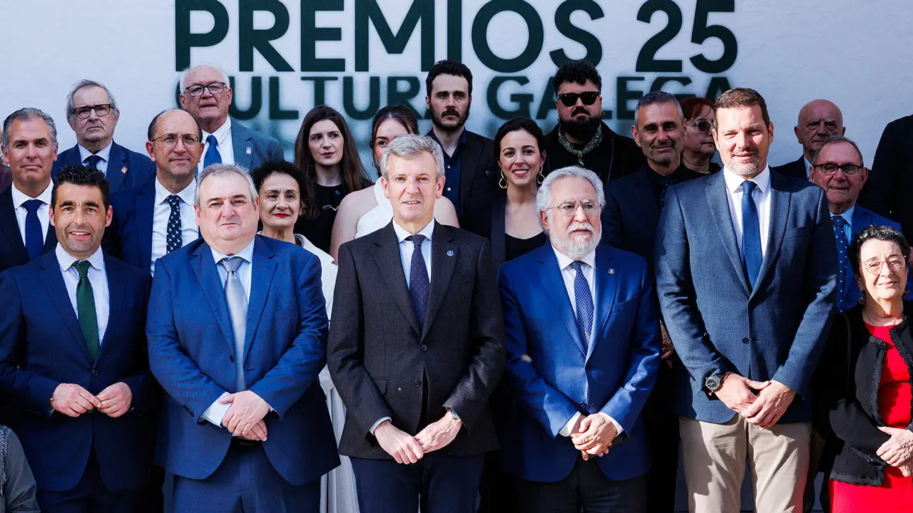 O titular do Goberno auton&oacute;mico, Alfonso Rueda, acompa&ntilde;ado do conselleiro de Cultura, Lingua e Xuventude, Jos&eacute; L&oacute;pez Campos, asiste ao acto de entrega dos Premios da Cultura Galega 2025. Parador de Santo Estevo (Negueira de Ramu&iacute;n), 09/04/26.