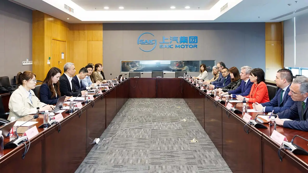 O presidente da Xunta, Alfonso Rueda, acompa&ntilde;ado da conselleira de Econom&iacute;a e Industria, Mar&iacute;a Jes&uacute;s Lorenzana, mancera unha reuni&oacute;n con empresarios locais. Capital International Convention and Exhibition Center Hotel (Shangh&aacute;i - China). 23/04/26.