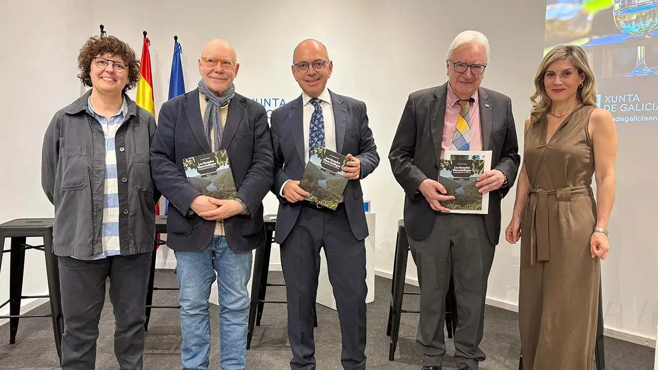 Casa Madrid-Libro vinos 1