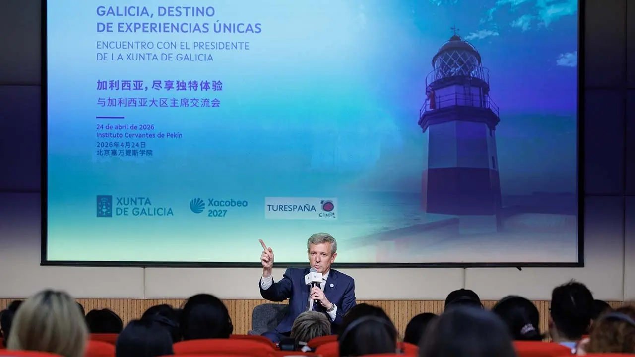 O titular do Goberno auton&oacute;mico, Alfonso Rueda, mant&eacute;n un encontro con representantes de operadores tur&iacute;sticos chinos. Beijing AutoShow (Beijing),  24/04/26.