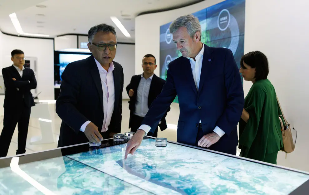 O titular do Goberno auton&oacute;mico, Alfonso Rueda, acompa&ntilde;ado da conselleira de Industria, Mar&iacute;a Jes&uacute;s Lorenzana, mant&eacute;n un encontro con representantes de operadores tur&iacute;sticos chinos. Sede de Goldwin (Beijing),  24/04/26.