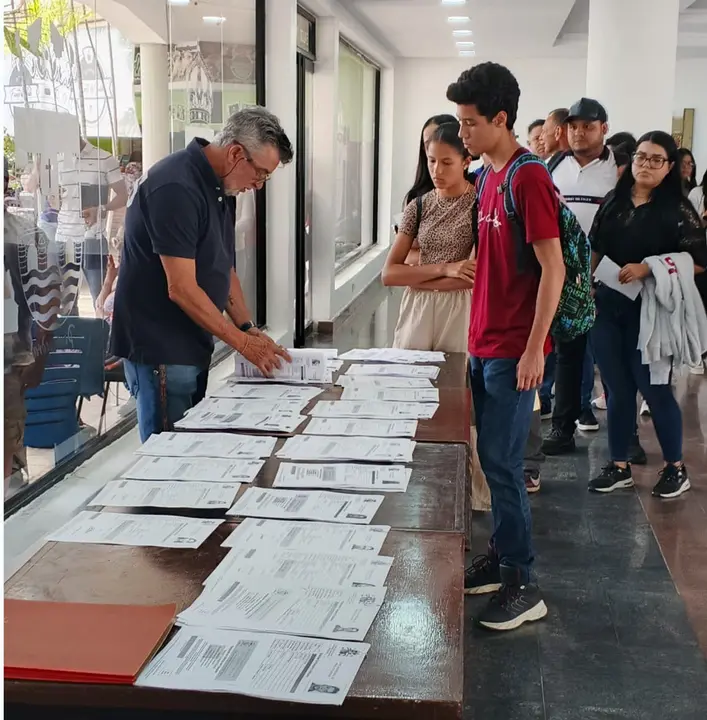 500 PERSONAS-CONSULADO LECHERIA 3