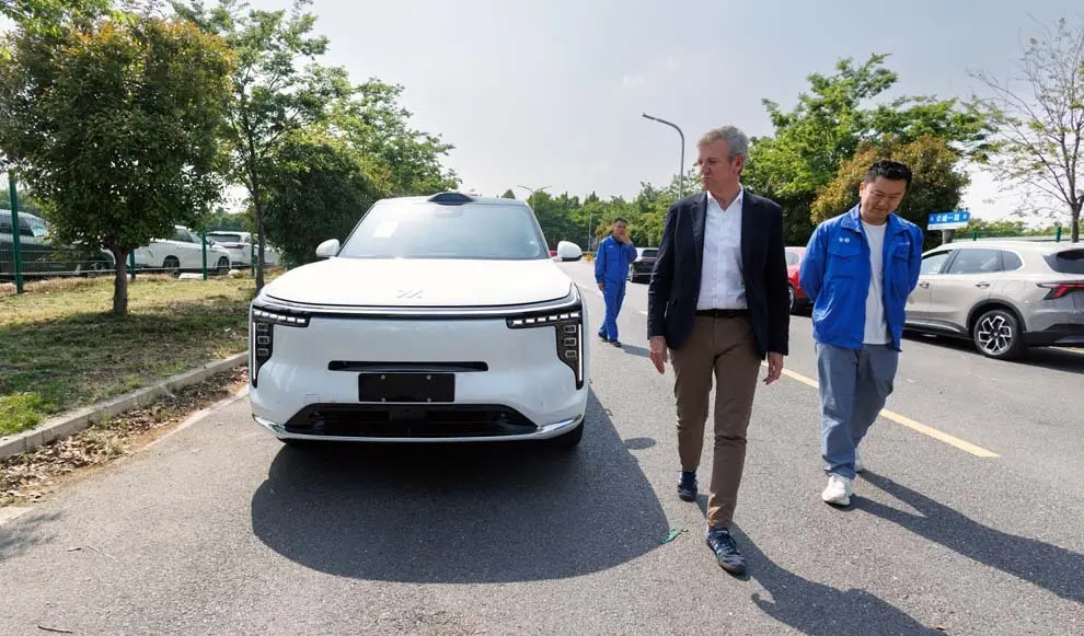O presidente da Xunta, Alfonso Rueda, acompa&ntilde;ado da conselleira de Econom&iacute;a e Industria, Mar&iacute;a Jes&uacute;s Lorenzana, visitan a f&aacute;brica de bater&iacute;as de SAIC Motor onde pudieron probar varios dos veh&iacute;culos do grupo empresarial chin&eacute;s. F&aacute;brica de SAIC (Zhengzhou),  25/04/26.