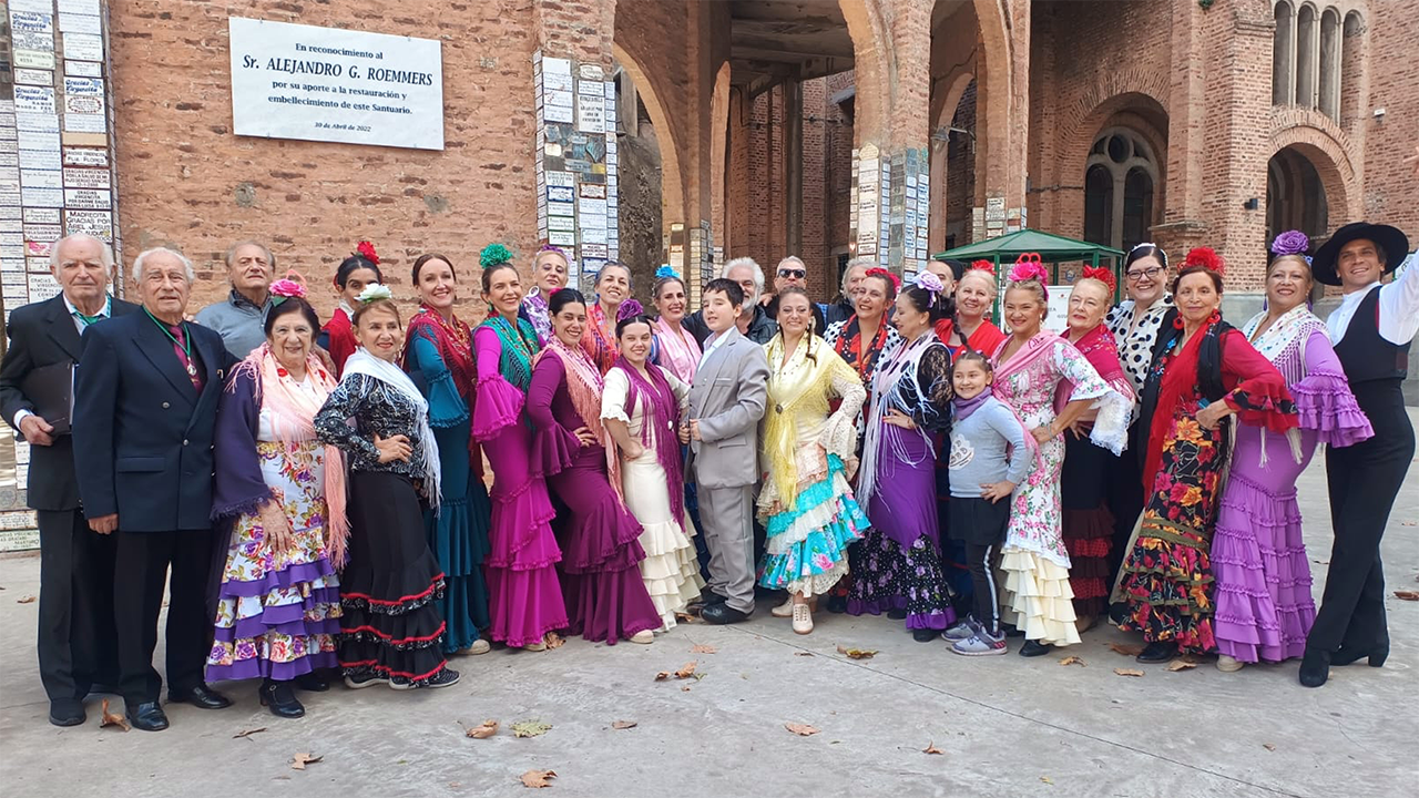 Grupo de bailarines y coro