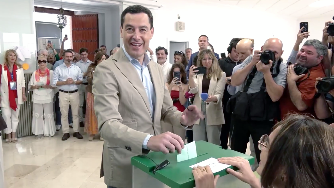 3.Juanma Moreno votando 2