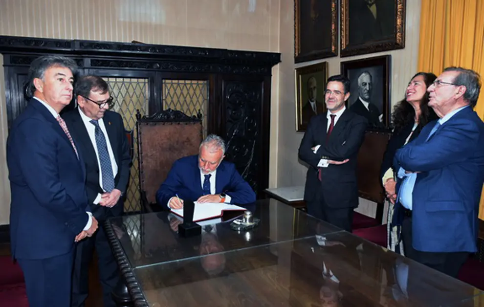 Uru.Torres en Club Español-firma libro