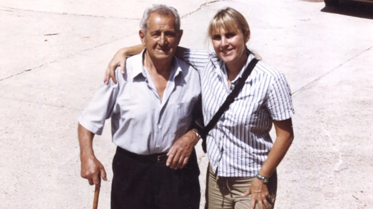 Foto 4-Marina Ruesta con habitante de Montenegro de Cameros, 1999