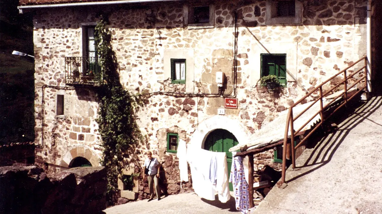 Foto 2-Marina Ruesta en la casa que fuera de la Familia Garganta Gadea, Montenegro de Cameros, Provincia de Soria, 1999.