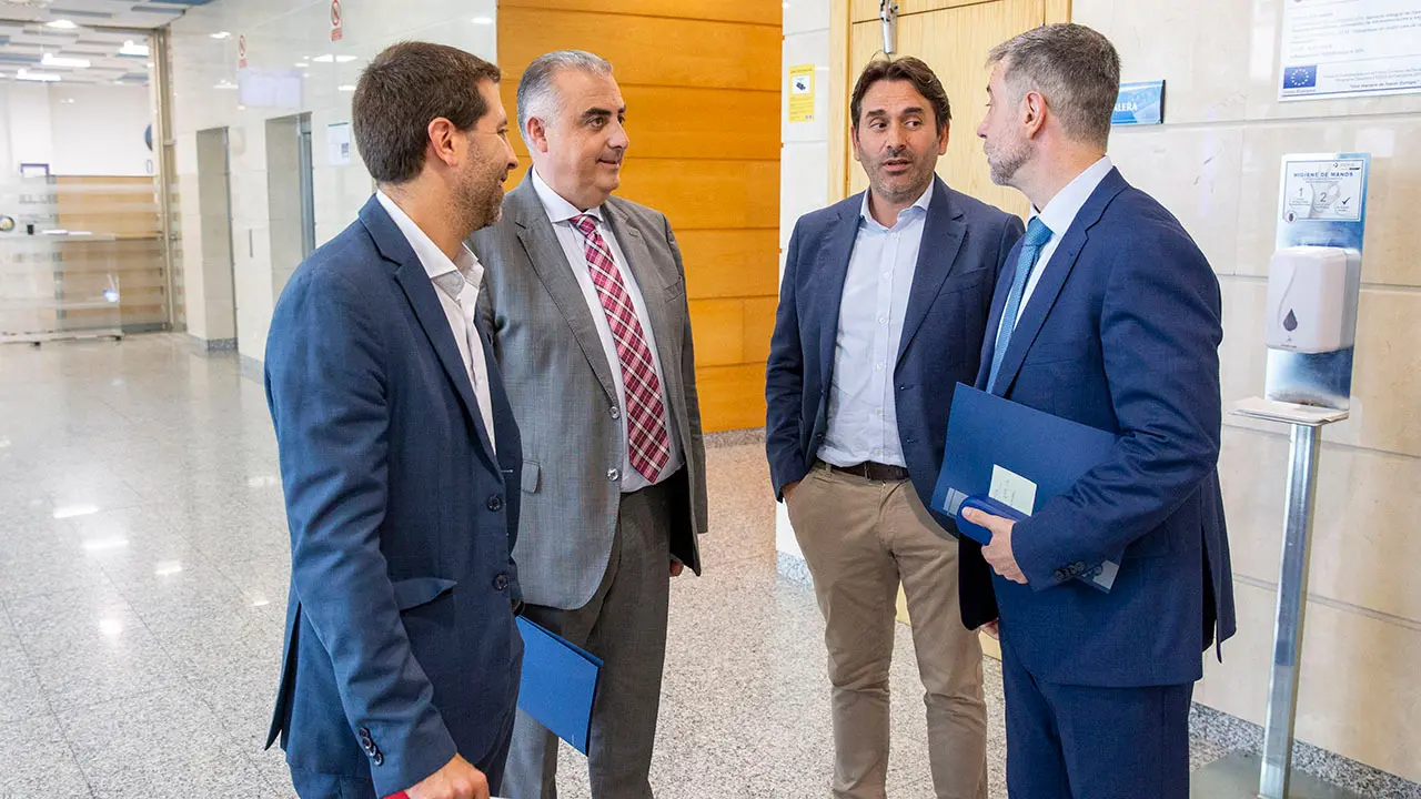 12:30 horas. Hotel Real, Santander
El consejero de Industria, Empleo, Innovaci&oacute;n y Comercio, Eduardo Arasti, inaugura la Asamblea General de la Asociaci&oacute;n C&aacute;ntabra de la Empresa Familiar (ACEFAM). 
12 JUN 26 &copy; Miguel De la Parra 18 JUK 26 &copy; Miguel De la Parra