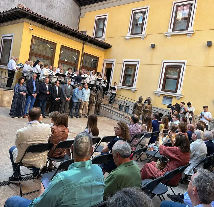 Homenaje al Emigrante Leones 1