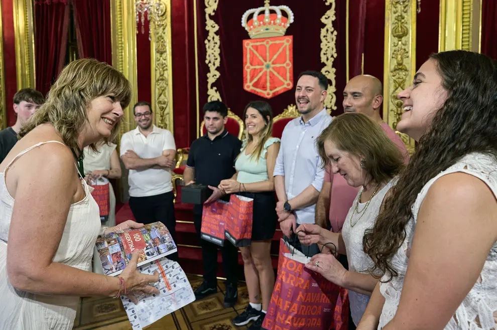 A* Jes&uacute;s Garzaron/Gobierno de Navarra. 
F* 2026_06_22
T* Vicepresidenta Ollo recibe a j&oacute;venes de las casas navarras en Argentina en el Palacio de Navarra. 
L* Palacio de Navarra, Sal&oacute;n del Trono