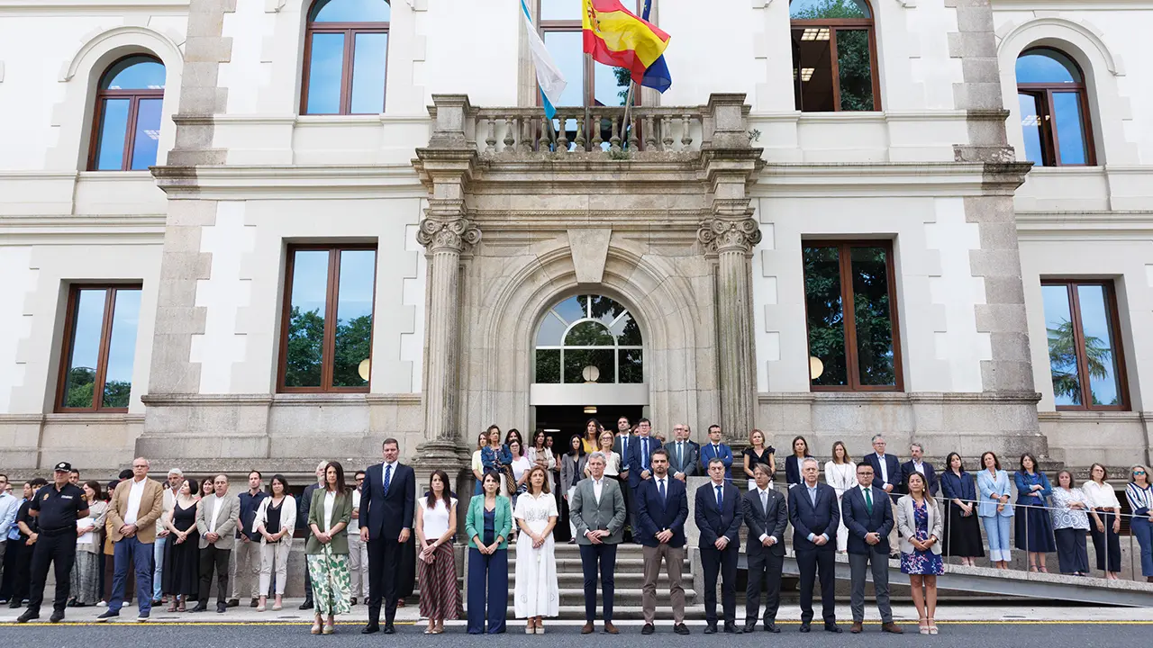 O presidente da Xunta, Alfonso Rueda, acompa&ntilde;ado doutros membros do Goberno galego, preside o minuto de silencio en memoria das v&iacute;timas dos terremotos de Venezuela. Edificio Administrativo de San Caetano (Santiago de Compostela), 29/06/26.