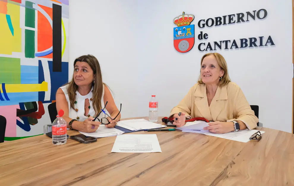 18:00 horas. Despacho de la consejera. La consejera de Presidencia, Justicia, Seguridad y Simplificaci&oacute;n Administrativa, Isabel Urrutia, se re&uacute;ne, de forma telem&aacute;tica, con las Casas de Cantabria. 6 de julio de 2026 &copy; Ra&uacute;l Lucio