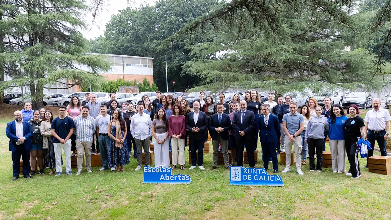 09,00 h.-           O conselleiro de Emprego, Comercio e Emigraci&oacute;n, Jos&eacute; Gonz&aacute;lez, acompa&ntilde;ado polo director de Turismo de Galicia, Xos&eacute; Merelles, participar&aacute; no acto de inauguraci&oacute;n da edici&oacute;n 2026 do programa auton&oacute;mico Escolas Abertas, concibido para garantir a difusi&oacute;n da cultura galega no exterior. No Centro Superior de Hostalar&iacute;a de Galicia (estrada Santiago-Noia, Barcia, km 3A).  foto xo&aacute;n crespo
