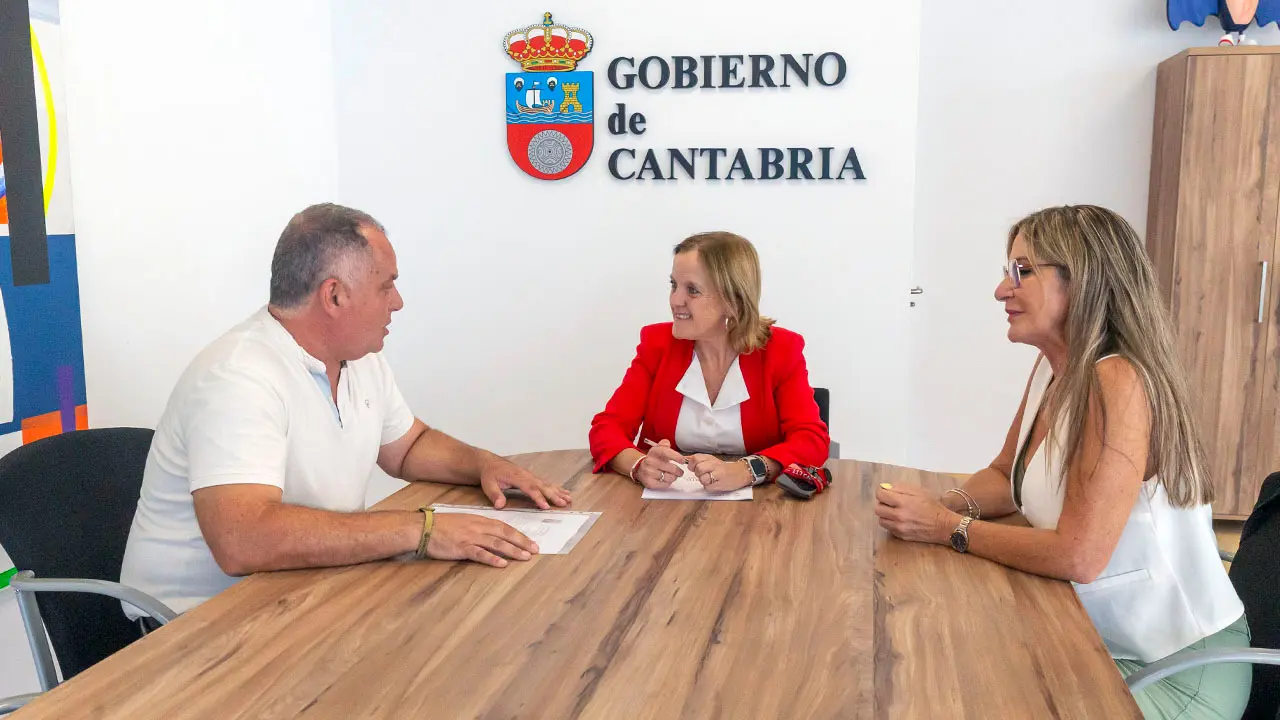 11:30 horas. Despacho de la consejera
La consejera de Presidencia, Justicia, Seguridad y Simplificaci&oacute;n Administrativa, Isabel Urrutia, recibe al alcalde de Cabez&oacute;n de la Sal. 
 21 JULIO 26 &copy; Miguel De la Parra