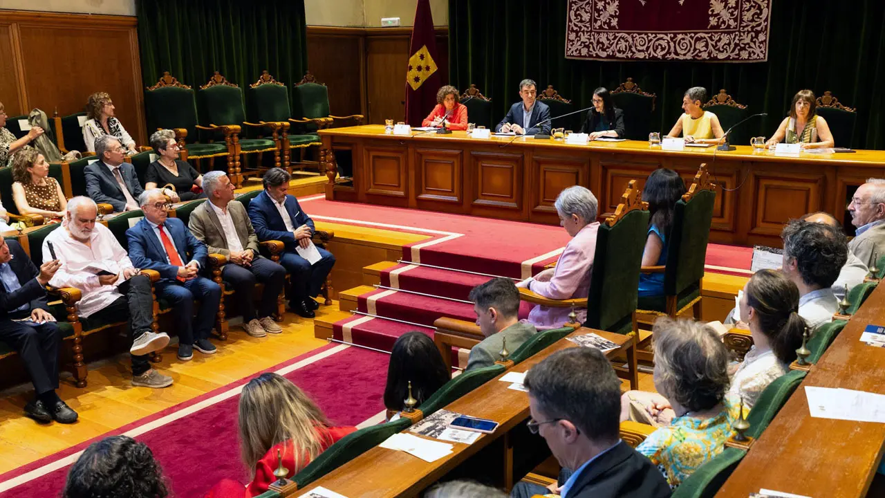 SANTIAGO DE COMPOSTELA  12,00 h.-            O conselleiro de Educaci&oacute;n, Ciencia, Universidades e FP, Rom&aacute;n Rodr&iacute;guez, acompa&ntilde;ado polo secreta rio xeral da Lingua, Valent&iacute;n Garc&iacute;a, e o secretario xeral da Emigraci&oacute;n, Antonio Rodr&iacute;guez Miranda, asistir&aacute; &aacute; inauguraci&oacute;n da exposici&oacute;n A Biblioteca Am&eacute;rica: un so&ntilde;o inaugurado en 1926. No Pazo de Fonseca (r&uacute;a do Franco s/n). Foto Xo&aacute;n Crespo