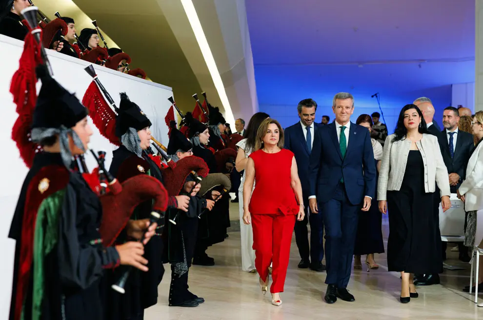 O presidente da Xunta de Galicia, Alfonso Rueda, acompa&ntilde;ado dos membros do Executivo auton&oacute;mico, preside a cerimonia de Entrega das Medallas de Galicia 2026 &aacute;s galardoadas Claudia Alicia &Aacute;lvarez Arg&uuml;elles, Beatriz Gil Fern&aacute;ndez, Carla Mar&iacute;a Angola Rodr&iacute;guez e Camila Fern&aacute;ndez. Cidade da Cultura (Santiago de Compostela), 24/07/26.