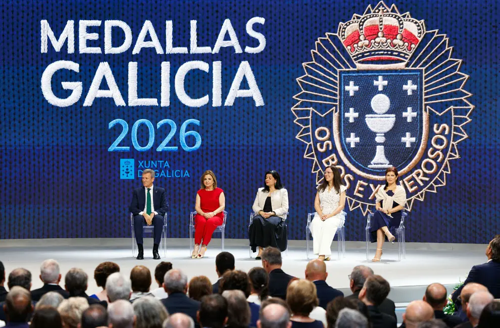 O presidente da Xunta de Galicia, Alfonso Rueda, acompa&ntilde;ado dos membros do Executivo auton&oacute;mico, preside a cerimonia de Entrega das Medallas de Galicia 2026 &aacute;s galardoadas Claudia Alicia &Aacute;lvarez Arg&uuml;elles, Beatriz Gil Fern&aacute;ndez, Carla Mar&iacute;a Angola Rodr&iacute;guez e Camila Fern&aacute;ndez. Cidade da Cultura (Santiago de Compostela), 24/07/26.