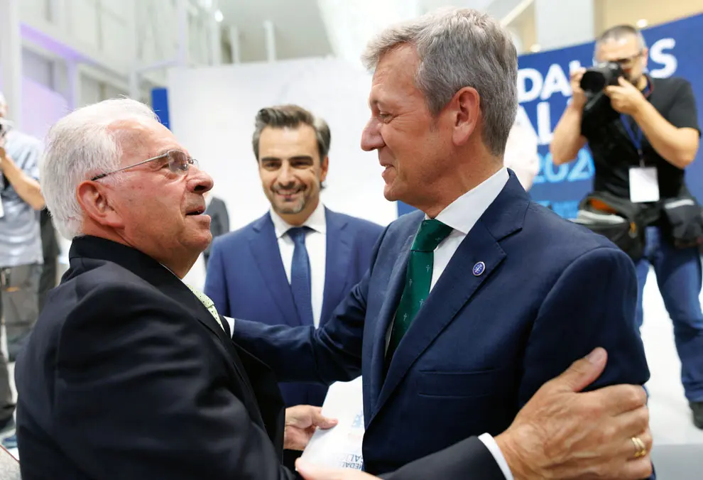 O presidente da Xunta de Galicia, Alfonso Rueda, acompa&ntilde;ado dos membros do Executivo auton&oacute;mico, preside a cerimonia de Entrega das Medallas de Galicia 2026 &aacute;s galardoadas Claudia Alicia &Aacute;lvarez Arg&uuml;elles, Beatriz Gil Fern&aacute;ndez, Carla Mar&iacute;a Angola Rodr&iacute;guez e Camila Fern&aacute;ndez. Cidade da Cultura (Santiago de Compostela), 24/07/26.