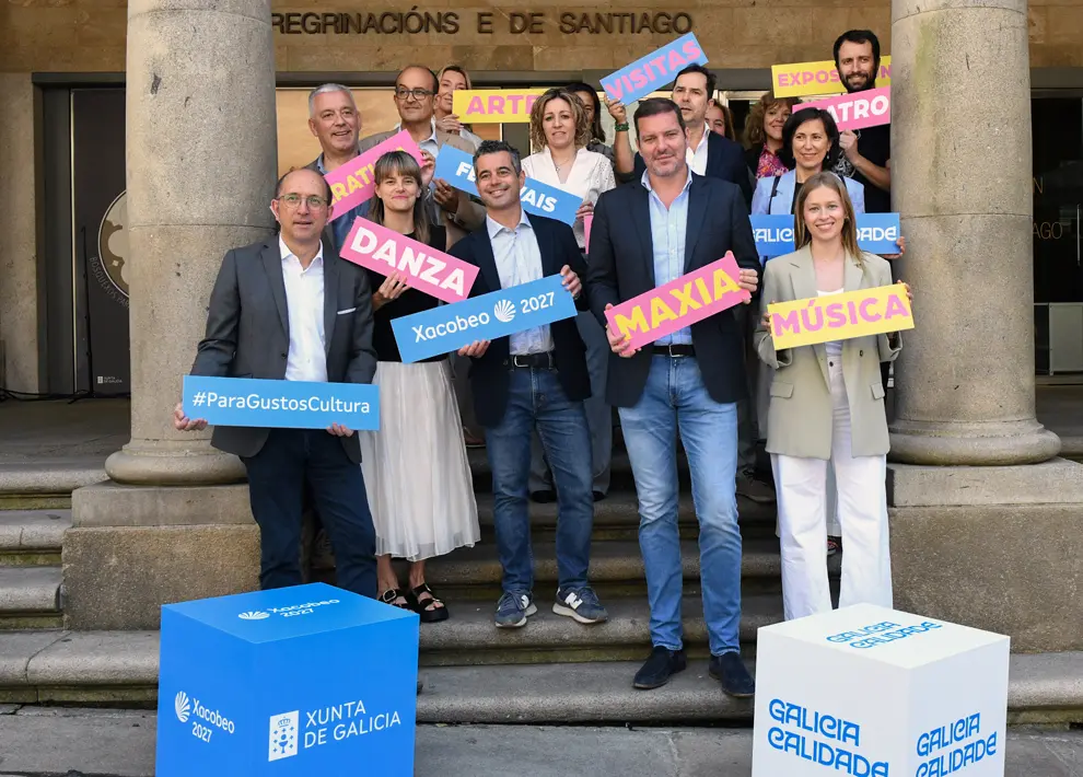 O conselleiro de Cultura, Lingua e Xuventude, Jos&eacute; L&oacute;pez Campos, acompa&ntilde;ado polo director xeral de Cultura, Anxo M. Lorenzo, e o comisario do Xacobeo 2027, Marcos G&oacute;mez Rom&aacute;n, presenta a campa&ntilde;a Para gustos, cultura. No museo das Peregrinaci&oacute;ns e De Santiago.
