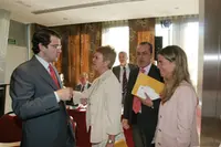  Rumí saluda a algunos de los representantes de las Comunidades Autónomas de Castilla y León y de Madrid.