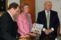  Intercambio de regalos con los presidentes de la Federación de Sociedades Españolas y del Centro Galicia, donde se desarrolló el acto.