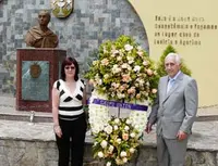  Ana López de Arias y Luis Noval Martínez, presentaron al ofrenda en nombre del Grupo Unión.