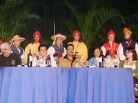  Gimeno, Santana y Esteves, y la Agrupación Folklórica del HCV, durante el ‘Tenderete’ realizado en el Hogar Canario Venezolano.