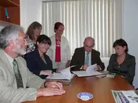  La presidenta de la FEDED y el secretario xeral de Emigración firman el convenio de colaboración.