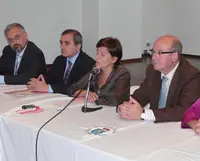  Rubio se dirige a los gallegos del Plan de Salud, acompañada del gerente general y del presidente de la FES; Manuel Luis Rodríguez y Pilar Fernández.