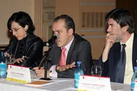  La mesa presidencial, con Agustín Torres, Esther Herrera y el consejero laboral, Guillermo Hernández.