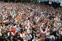  Feijóo saluda a la numerosa concurrencia del Centro Galicia de Buenos Aires.
