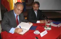  El alcade de Móstoles firma en el libro de visitas de la Casa de Madrid.