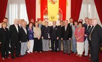  Los dirigentes del Club Español e invitados al brindis en una foto de familia.