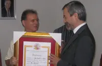   Fernández Mato recibió el diploma de Socio Bienhechor de la Sociedad Rosalía de Castro de Santos.