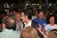  Alberto Núñez Feijóo es aclamado a su llegada al Centro Costa Salguero, lugar del mitin celebrado en Buenos Aires.