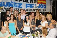  Alberto Núñez Feijóo, con algunos de los asistentes a la cena. 