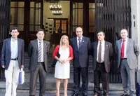  Isabel Carrasco y los diputados que le acompañan en el viaje posan ante la sede del Centro Región Leonesa.