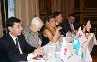 Carrasco con el presidente del Centro Castilla, Segundo García, y por los diputados leoneses Jaime González, Marcos Martínez y Lázaro García.