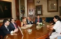 Daniel Botello, presidente del Club Español de Rosario da la bienvenida a la comitiva leonesa.