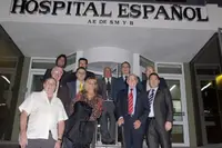 La comitiva de la Diputación de León, encabezada por su presidenta, ante la sede del Hospital Español.