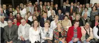  La presidenta y el resto de los diputados de León, junto a un grupo de emigrantes leoneses de Mar del Plata.