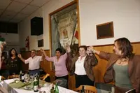  Ordiz y Serrano cantan el himno de Asturias junto a directivos y socios del Centro Cangas del Narcea.