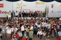  Foto de familia de los participantes en el Congreso y de las autoridades asistentes en el evento.